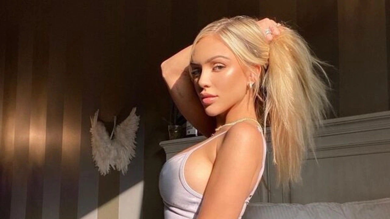 The Role of Social Media in the Paris Escort Industry